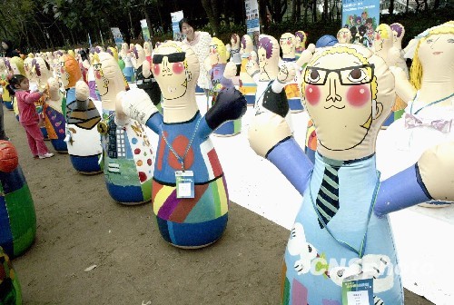 香港学生制作表现马拉松精神的"不倒翁"(图)_新闻中心_新浪网