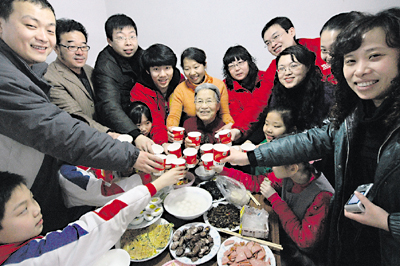 同举杯,祝老人元宵节快乐!