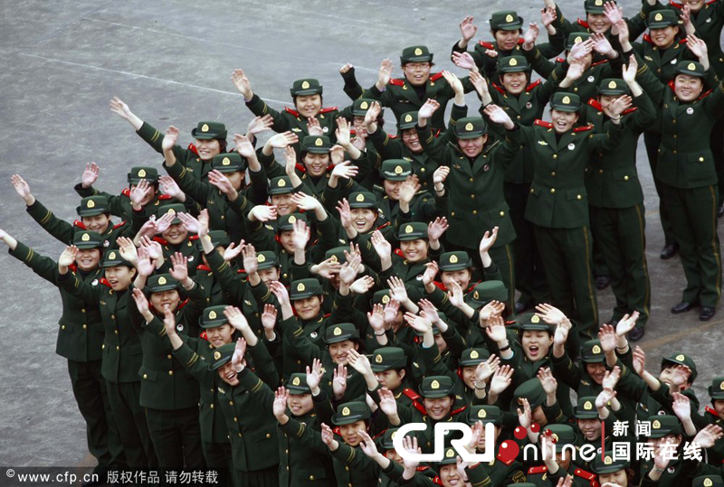 上海世博女兵排阵宣誓 保世博平安 (高清