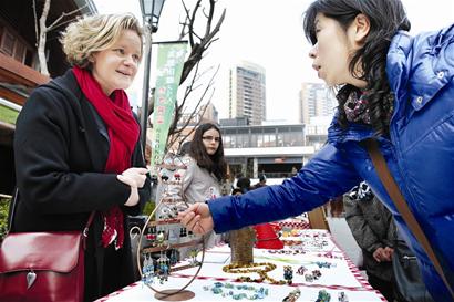 图文:老外太太“练摊”忙_新闻中心_新浪网