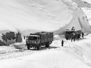 玉门市遭遇50年不遇大雪灾 经两天一夜救援243名被困群众已找到 仍有8