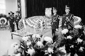 沉痛哀悼英雄窦勇