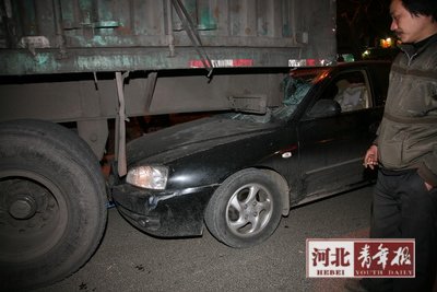 轿车钻货车下轧扁 命大司机毫发无伤(图)