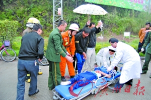两学生清早上学遭车祸