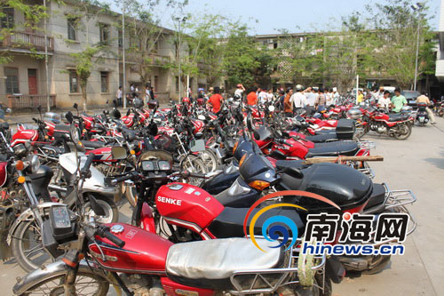 海南:250名农民朋友办理摩托车牌证[图]
