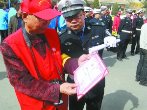 七里河区文明交通行动计划启幕 曾在斑马线上