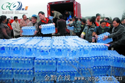 可口可乐贵州分公司12000瓶矿泉水送灾民