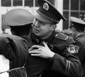 图文:武警襄樊市支队新兵将奔赴执勤一线