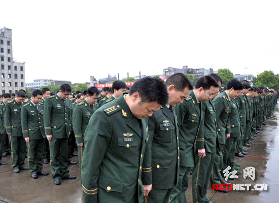 湖南省消防总队在举行深切悼念青海玉树大地震遇难同胞活动.