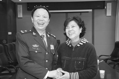年的救命恩人王红兵医生,二炮指挥学院院长,少将张军祥紧紧握着她的手