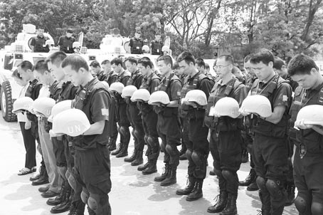 中国赴海地维和警察防暴队哀悼遇难同胞