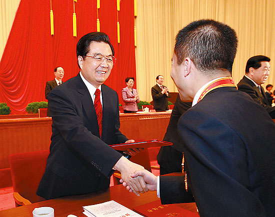 胡锦涛在全国劳动模范和先进工作者表彰大会上