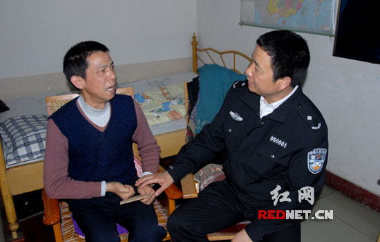 湘潭公安局长掏出自己的奖金慰问老劳模(图)