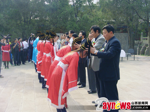我们成人了——百名大学生五四节接受传统汉服礼仪加冠(图)