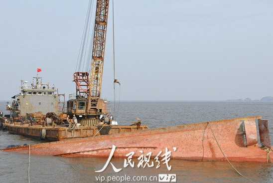 浙江温岭倾覆渔船被翻转7名船员生还渺茫