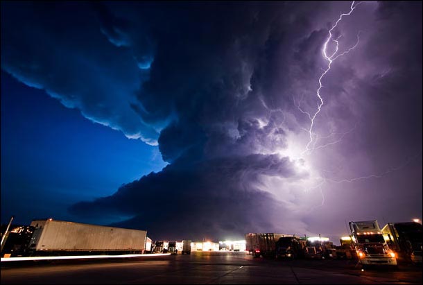美国摄影师追赶风暴拍摄恶劣天气下的自然奇观(组图)