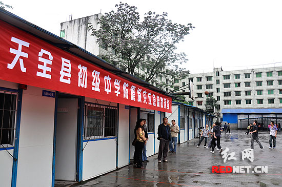 地震后时代中小学安全教育 防震演练成川娃必