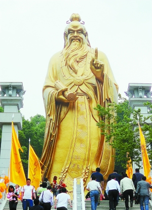 5月16日,老子铜像在河南省栾川县老君山老子文化苑落成.