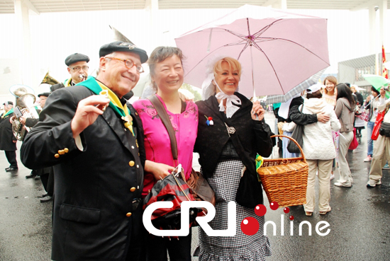 世博热点连连看 世博护照成箱卖(图)