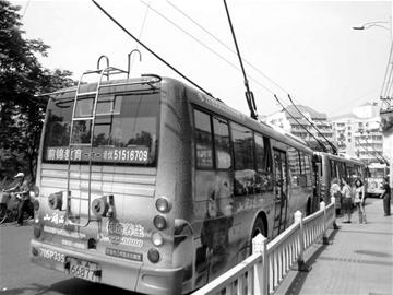 图文：电网突然断电电车停摆大桥