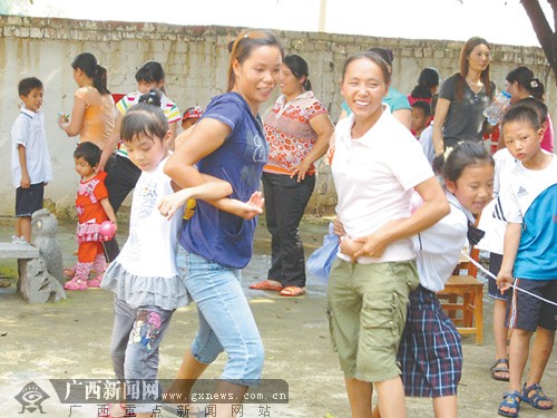 南宁西津小学开展亲子活动 百余农民工与孩子