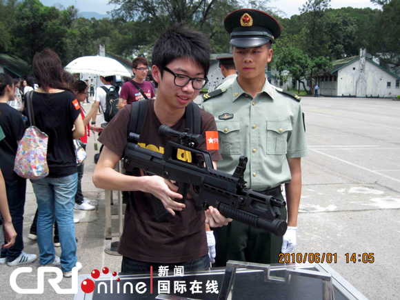 香港学生代表赴驻港部队军营参访联谊(组图)