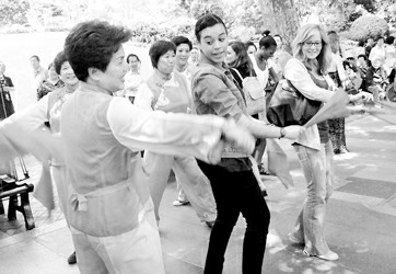 外国学生在静安寺街道向中国妈妈学跳扇子舞