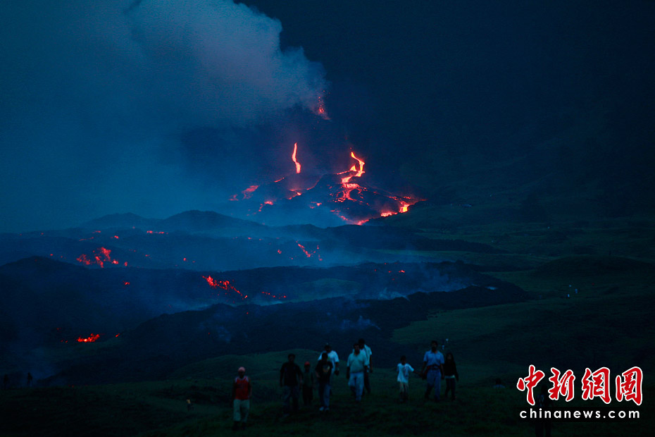 危地马拉火山喷发 涌出大量熔岩(高清组图)