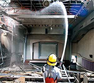 不堪学业重负 泰国一学生放火烧毁学校7层教学