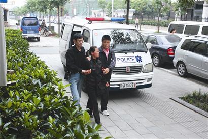 图文:武昌警方首次拘留3名代办车托