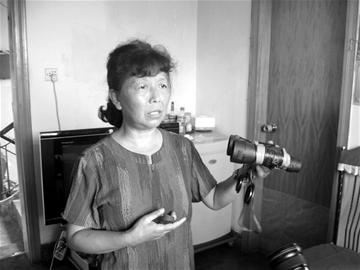 荆楚网消息(楚天金报 图为:袁妈妈拿着袁凡的望远镜记者李光正通讯