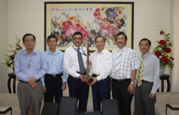 中国海外交流协会向大马古晋中中校董会赠送乐