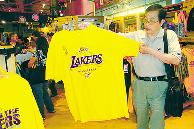 湖人夺NBA总冠军华人球迷热情续发烧 争买纪念品