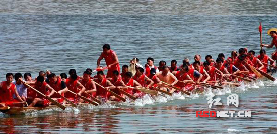 全国传统龙舟赛今天在沅陵开幕 10万船迷冒雨