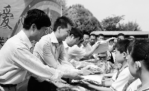 天水301名聋哑盲孩子获爱心捐助