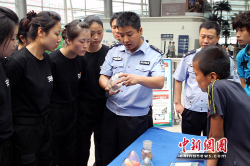 国际禁毒日:禁毒警察走进火车站教旅客辨别毒