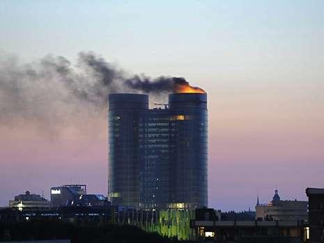 荷兰一座新建百米银行大楼着火(图)