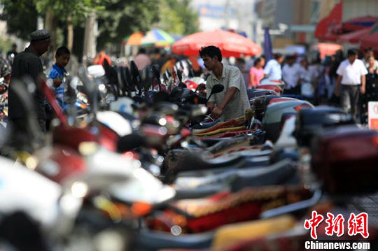 图:新疆喀什街头整齐排列的电动车