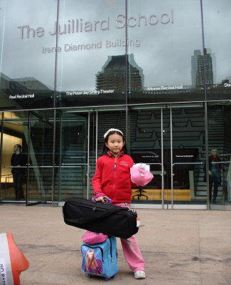 8岁华裔女童成纽约茱莉亚音乐学院最年轻学生
