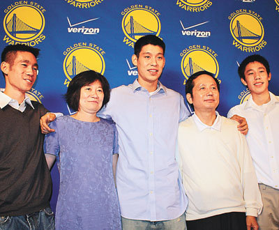 林书豪签约勇士队 成NBA首位美籍华裔球星