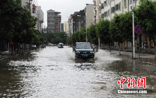 广西钦州连降暴雨致部分街道变泽国
