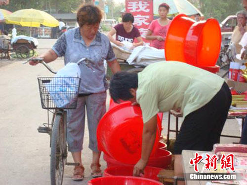 江苏徐州众多居民携大红盆走亲戚避邪(组图)