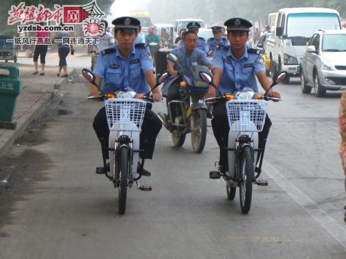 石家庄市区巡逻民警配上警用电动车自行车