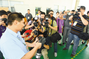 党报老总采访现场发新闻