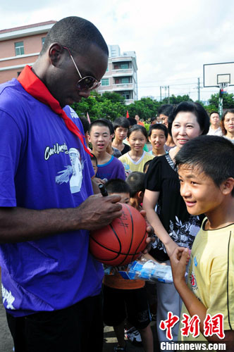 图:美国篮球明星兰德里爱心献孤儿