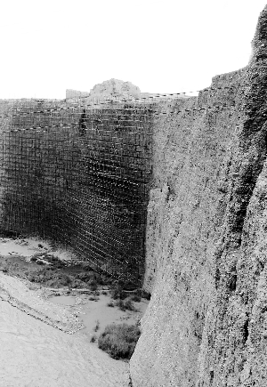 长城第一墩，不怕侵蚀了 嘉峪关利用世行贷款实施的“本体保护、崖壁加固”工程全面展开 预计11月竣工_新闻中心_新浪网