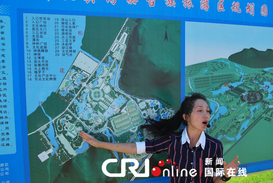 解说员向大家介绍赫哲新村现状 国际在线消息(记者 张晨):8月10日,第四届网络媒体龙江行所有参与人员来到佳木斯市郊区敖其赫哲新村参观。在这里,解说员向大家介绍了赫哲族新村的现状以及未来的发展规划。 据了解,佳木斯市郊区敖其赫哲族村现有赫哲族村民103户、326人,约占全国赫哲族人口的十分之一。佳木斯敖其湾赫哲族旅游区项目是市、区两级党委、政府为改善赫哲族村民生产生活条件、保护和挖掘民族文化、发展民俗旅游业,结合新农村建设共同开发建设的项目。 该旅游区项目规划总占地面积83公顷,共分为入口