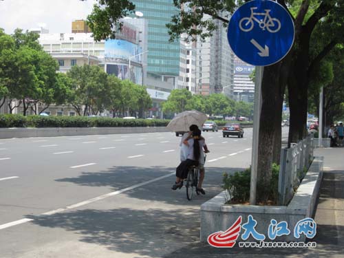 南昌八一大道非机动车违规行驶现象依然严重