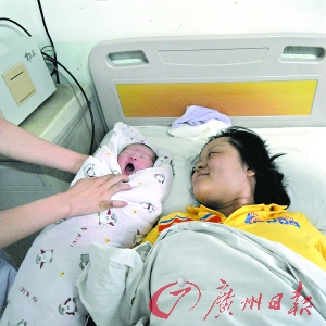 洪水滔天直升机救出临产孕妇