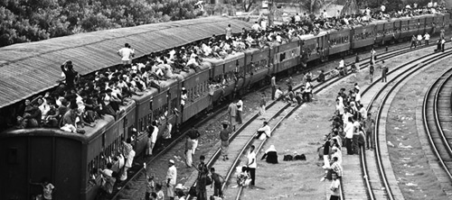 孟加拉人扛着梯子扒火车 火车票一票难求(图)